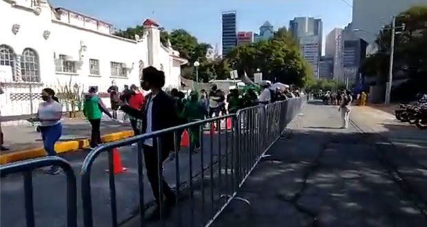 Con alta afluencia y bailes, inicia vacunación de 18 a 29 años en CDMX