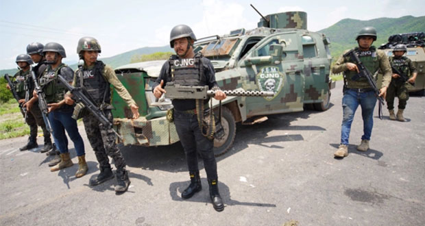 Con el rostro descubierto, CJNG presume arsenal en Aguililla, Michoacán
