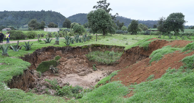 En Ahuazotepec, excavan pozo de 5 metros y crece a 15; ya investigan  