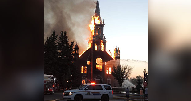 En Canadá, tiran estatuas de reinas y queman iglesias por genocidio