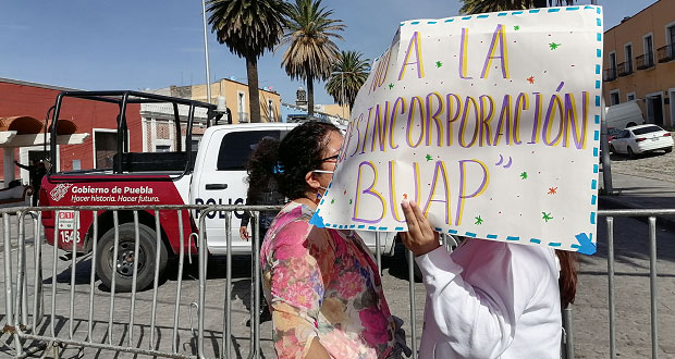 Exigen padres de familia no desincorporar bachiller Celma de la BUAP