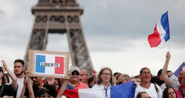 Para ingresar a lugares en Francia, es obligatorio estar vacunado