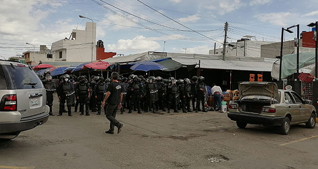 Hieren a reporteros en operativo en mercado Morelos; policías, omisos
