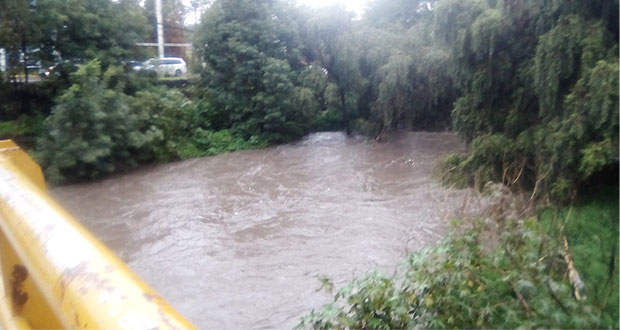 Lluvias en Puebla inundan terminal de RUTA y desbordan Atoyac