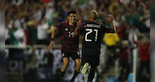 México vence a El Salvador y asegura el liderato del grupo A