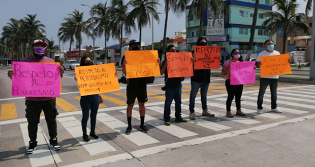Periodistas en Veracruz protestan por agresión policial en desalojo
