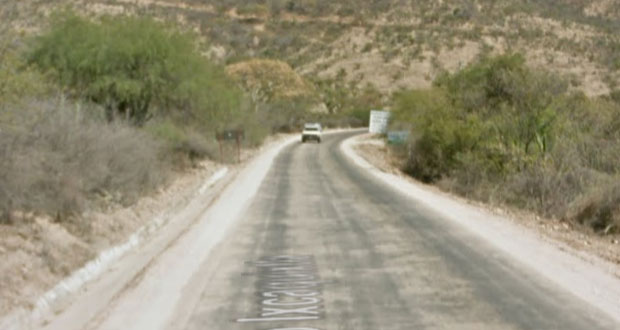 Piden intervenir carretera de Petlalcingo; lluvias formaron hoyo  