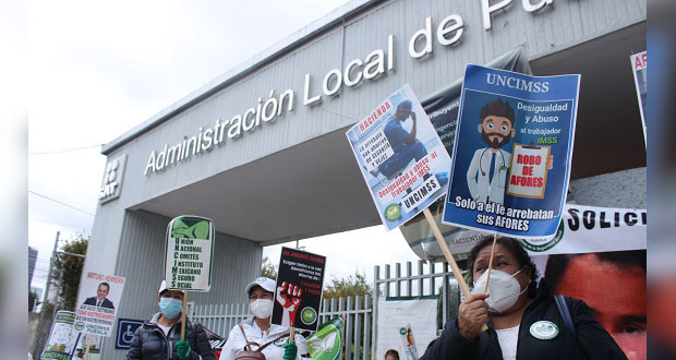 Protestan jubilados del IMSS en oficinas del SAT por falta de pagos