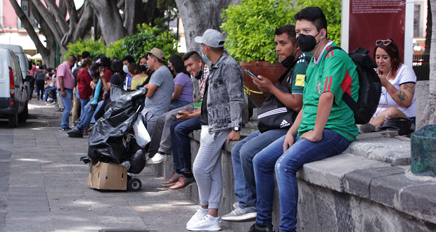 Sin miedo a tercera ola de Covid, poblanos abarrotan Centro Histórico