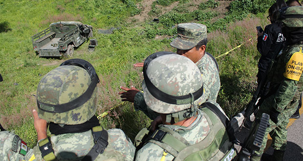 Vehículo militar vuelca en Huejotzingo; hay un muerto