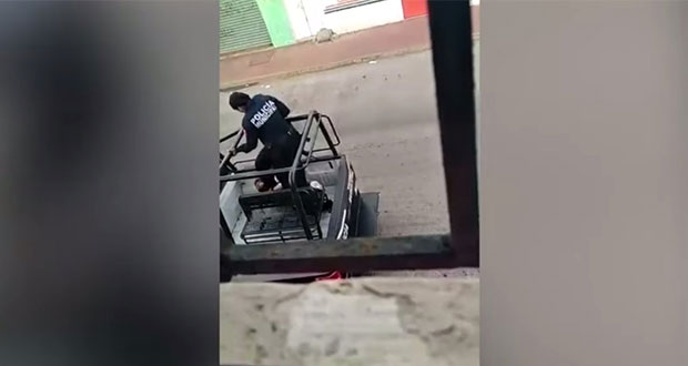 Video capta golpiza de policías contra detenida en Tabasco