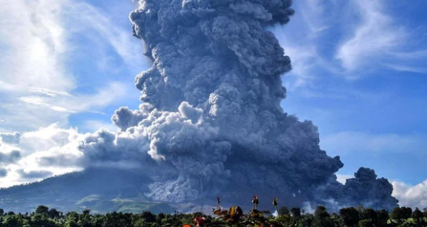 Volcán Sinabung, en Indonesia, entra en erupción