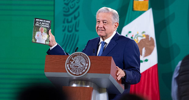 AMLO presenta libro e invita a leerlo a quienes no coinciden con él 