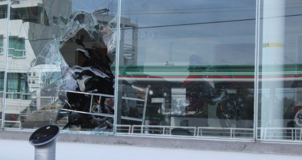 Dan cristalazo a tienda BMW en Esteban de Antuñano; se roban cascos