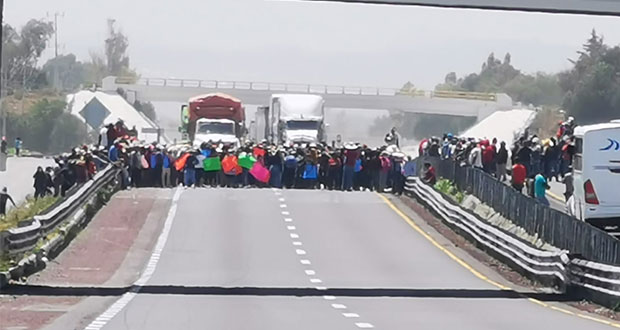 Bloquean la Puebla-Córdova; piden que cesen operativos contra “El Toñín”