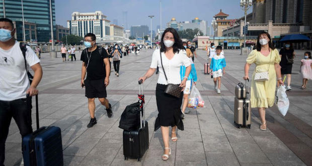 Por alza de contagios, China restringe viajes al extranjero