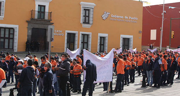 Exigen trabajadores de Bonafont en Puebla reabrir planta; gobierno mediará