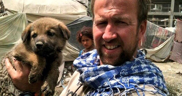 Exmarino se niega a abandonar Afganistan sin los animales que salvó