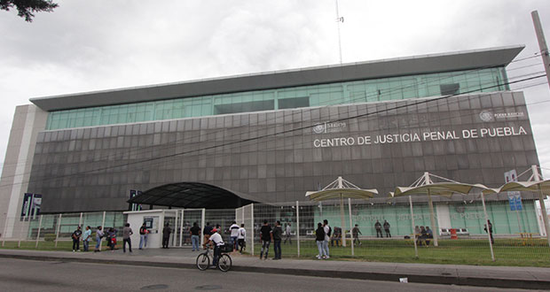 Familiares piden “juicio justo” a dos policías estatales detenidos
