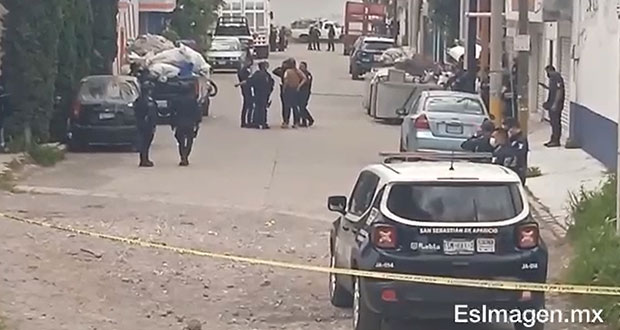 Hallan a una centena de migrantes en bodega de Puebla capital