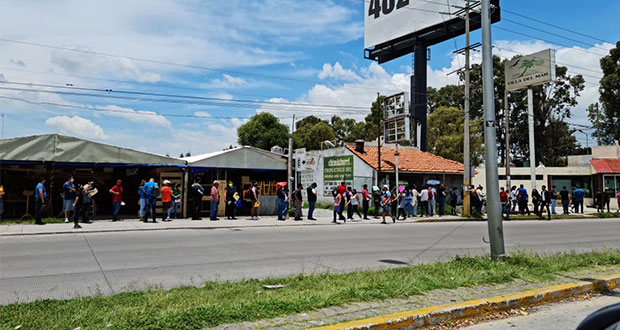 Por tercer día, largas filas para vacunación de 30 a 39 años en Puebla capital