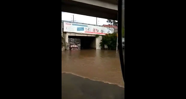 Quedan varados vehículos en la México-Puebla por fuerte lluvia
