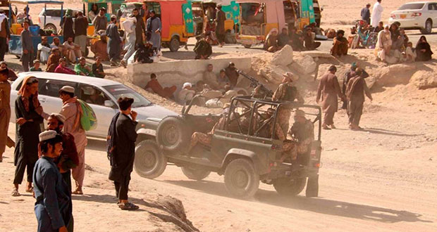 Talibanes ocupan capital de Afganistán; presidente sale del país