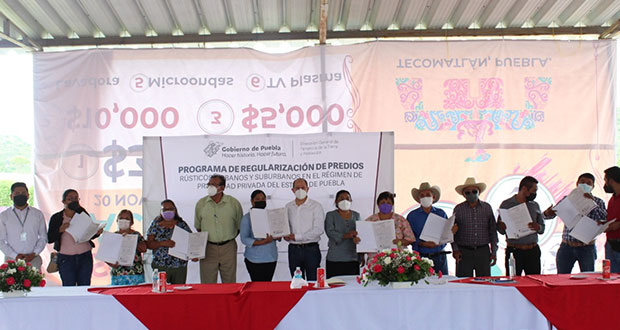 Tecomatlán entrega 9 títulos de propiedad