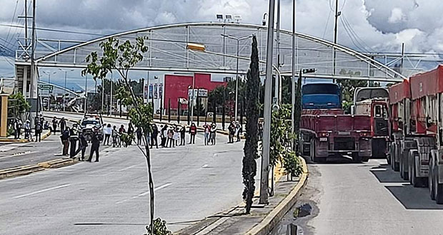 Toman carretera a Atlixco: obra genera inundación en Tlaxcalancingo