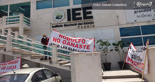 Toman pobladores alcaldía de Coyomeapan; se oponen a resultado electoral