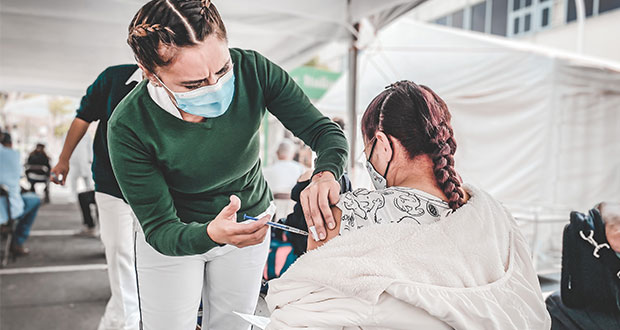 Vacúnate para desacelerar contagios en tercera ola: IMSS