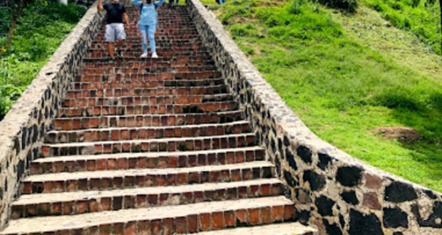Por rehabilitación, cerca de protección en escalinata del Pocito
