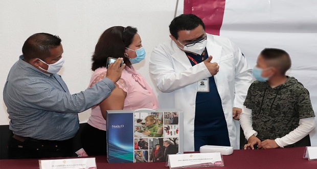 Gracias a implante coclear, niño de 12 años ya puede escuchar