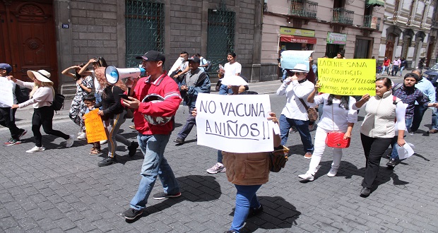 Protestan contra aplicación de la vacuna antiCovid en Puebla capital