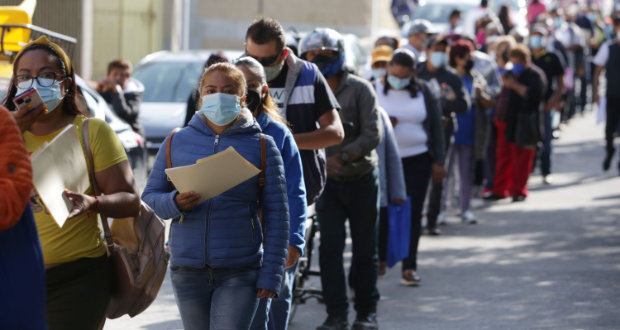 Con largas filas desde temprano inicia vacunación anticovid en Centro Expositor