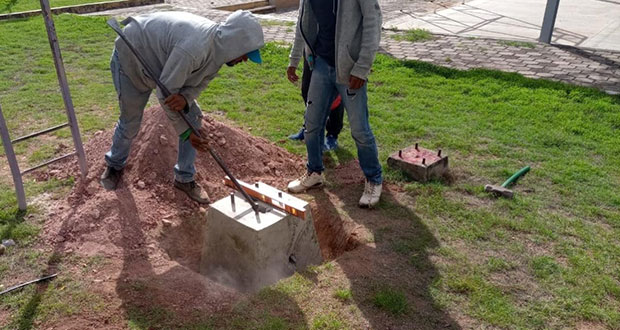 Ayuntamiento de Tecomatlán instala luminarias en Tezoquipan