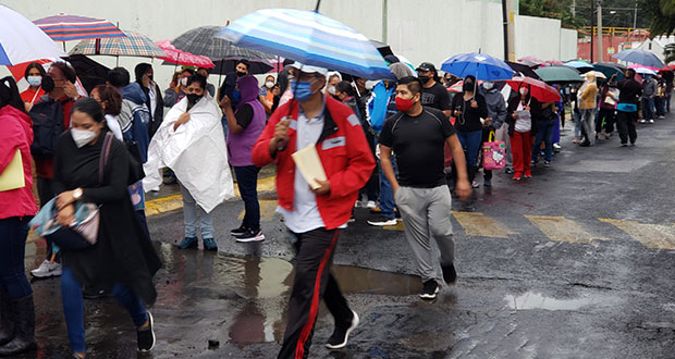 Con largas filas y con cierres prematuros, vacunación en Puebla capital