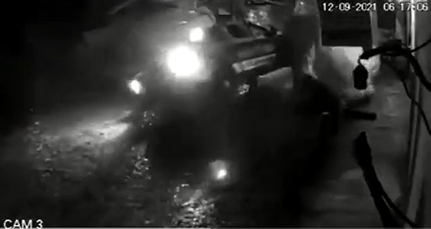 En Cuetzalan, patrulla se impacta contra camioneta y se da a la fuga