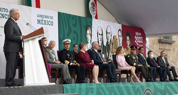 En desfile militar, AMLO llama a EU a acabar bloque económico a Cuba