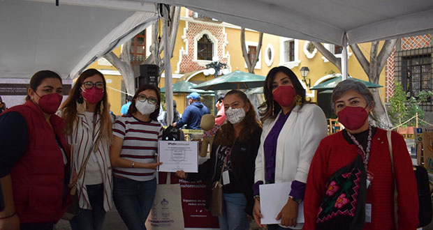Mujeres artesanas exhiben sus productos en feria por el mes guinda