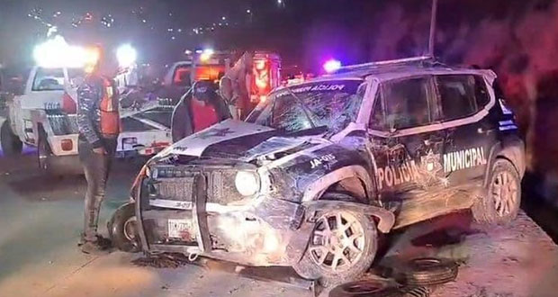 Patrulla municipal de Puebla pierde el control y vuelca en Periférico  