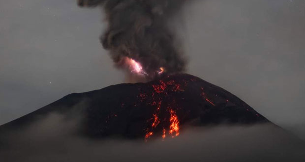Popocatépetl despierta con explosión; columna alcanza 3 mil metros