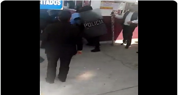 Granaderos sacan de SEP a maestros de Tecamachalco