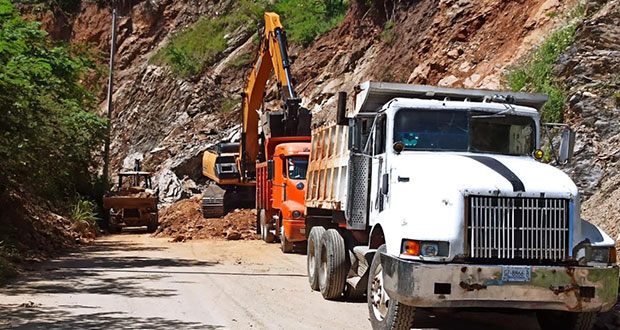 Tras derrumbe por lluvias, liberan carretera Axutla-Huehuepiaxtla