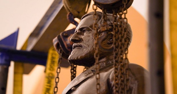 Tras 130 años, retiran estatua de Robert E. Lee en Virginia