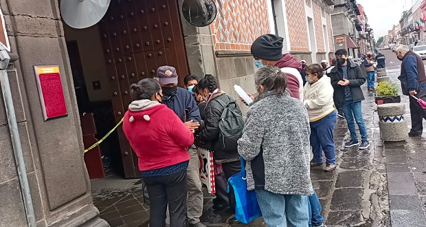 Con esperar de 2 o 3 horas, poblanos acuden a cobrar pensiones del Bienestar