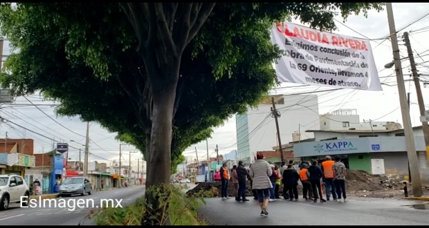 Cierran 14 Sur por obra inconclusa; constructora se compromete a terminarla