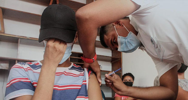 INM e IMSS inician en Chiapas vacunación a personas migrantes 