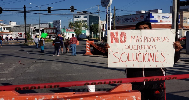 Demandan reparar semáforos de Valsequillo y 24 Sur; llevan 1 mes esperando