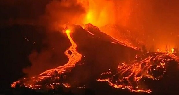 En Canarias, España, evacúa a miles por erupción volcánica